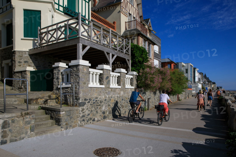 france, region Normandie, Manche, cotentin, Agon coutainville,  plage, promenade de Chausey,