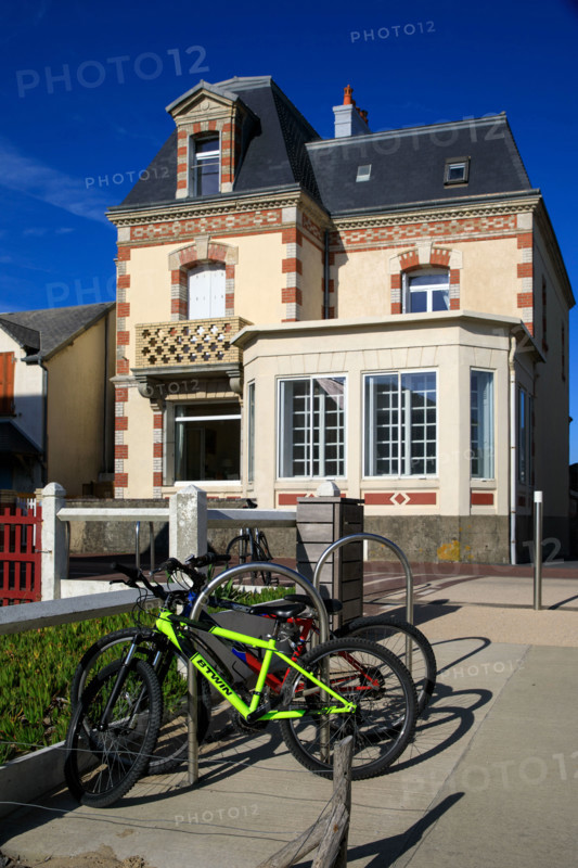 france, region Normandie, Manche, cotentin, Agon coutainville,  plage, promenade de Chausey,
