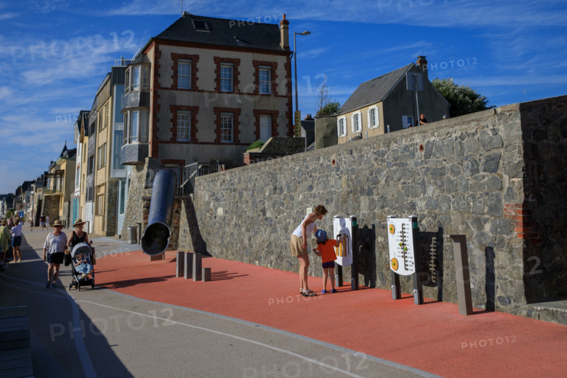 france, region Normandie, Manche, cotentin, Agon coutainville,  plage, promenade de Chausey, amenagements pour enfants et villas