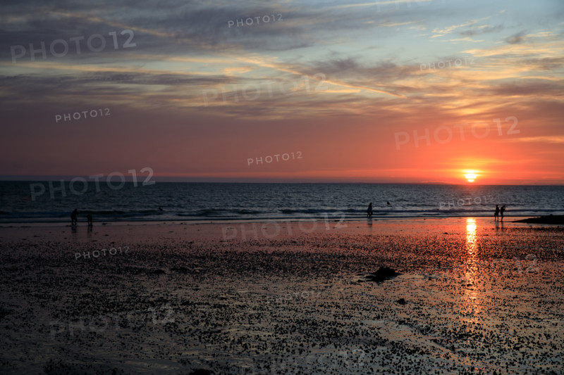 france, region Normandie, Manche, cotentin, Agon coutainville,  plage au soleil couchant
