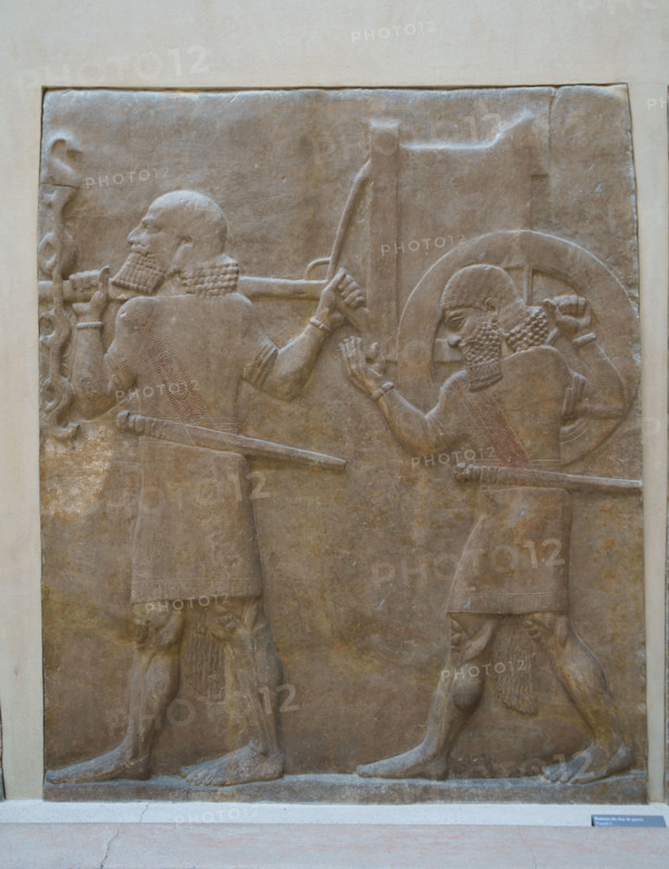 Paris, Musée du Louvre, Orthostate représentant deux serviteurs transportant un char