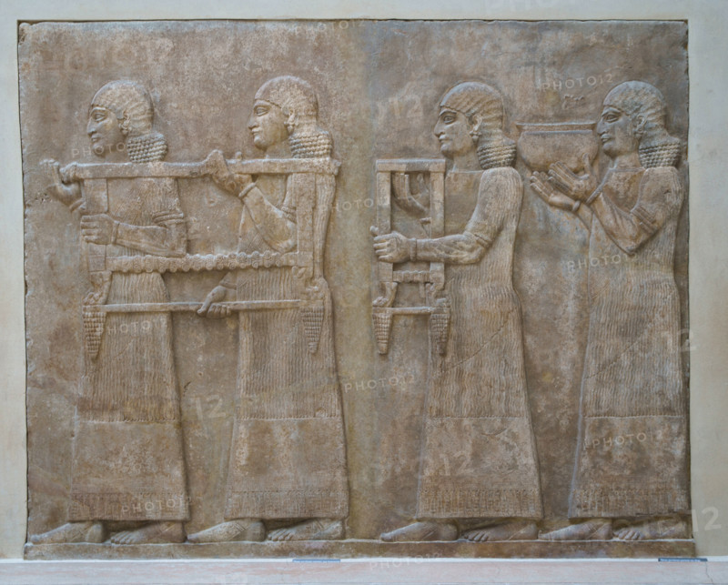 Paris, Musée du Louvre, Orthostate représentant des serviteurs imberbes portant du mobilier