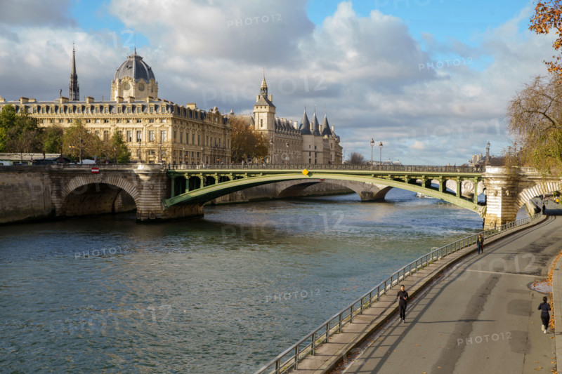 france, région Ile de France, Paris 4e arrondissement,  quai de l'hotel de ville, pont Notre-Dame, palais de justice et la seine,