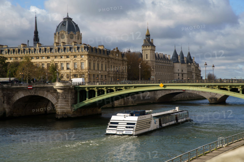 france, région Ile de France, Paris 4e arrondissement,  quai de l'hotel de ville, pont Notre-Dame, palais de justice et la seine,