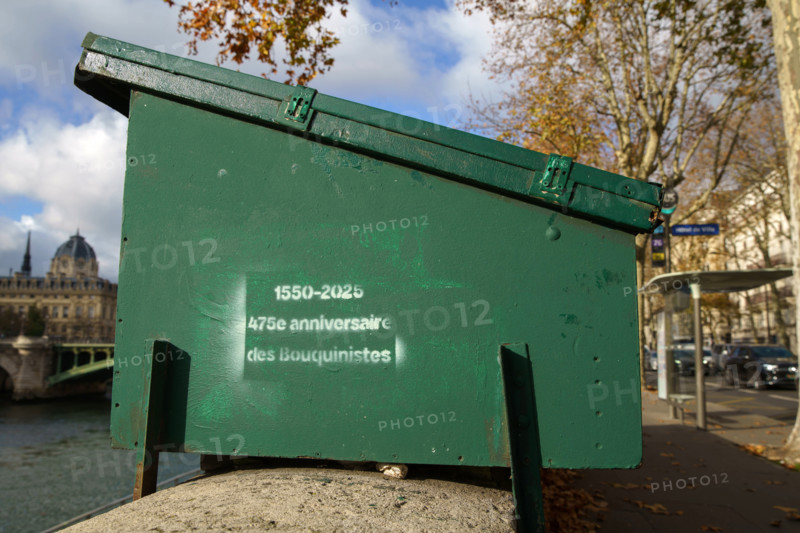 france, région Ile de France, Paris 4e arrondissement,  quai de l'hotel de ville, boite de bouquiniste avec pochoir anniversaire