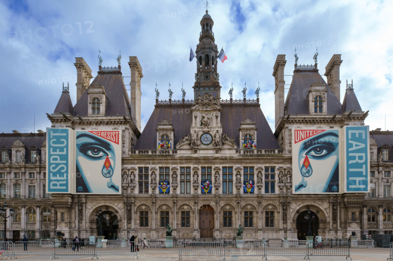 france, région Ile de France, Paris 4e arrondissement, place de l'hotel de ville vegetalisée, bannières Respect Earth,