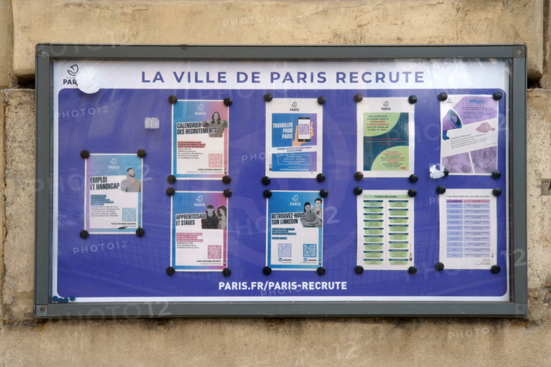 france, région Ile de France, Paris 4e arrondissement, place de l'hotel de ville panneau d'affichage, la mairie de Paris recrute
