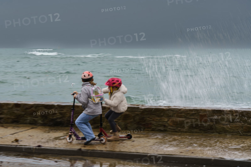 france region Bretagne, Finistère sud, Concarneau, grandes marées sur la corniche,