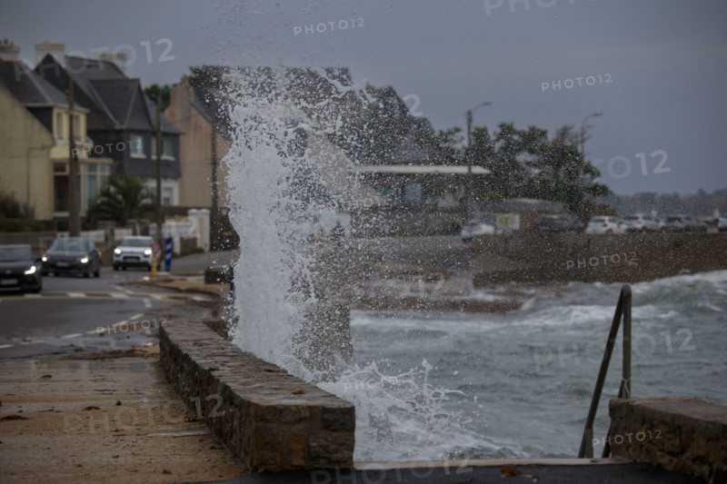 france region Bretagne, Finistère sud, Concarneau, grandes marées sur la corniche,