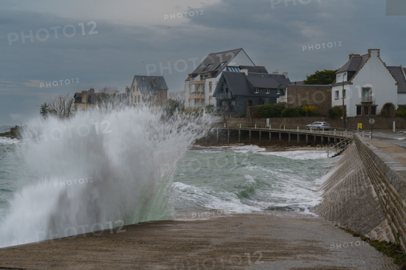 france region Bretagne, Finistère sud, Concarneau, grandes marées sur la corniche,