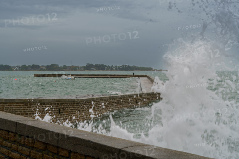 france region Bretagne, Finistère sud, Concarneau, grandes marées sur la corniche,