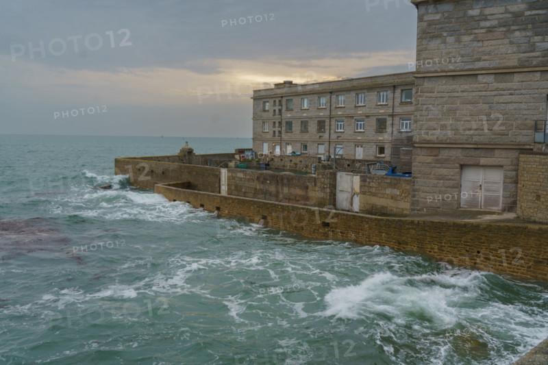 france region Bretagne, Finistère sud, Concarneau, grandes marées sur la corniche,