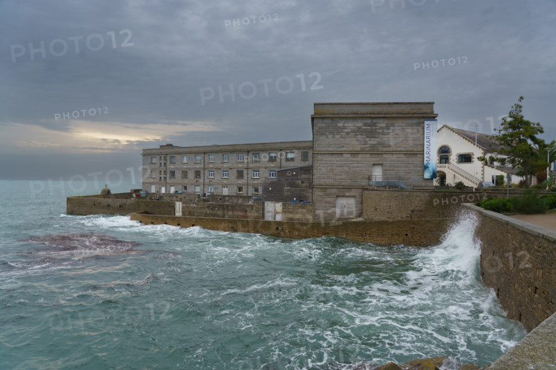 france region Bretagne, Finistère sud, Concarneau, grandes marées sur la corniche,