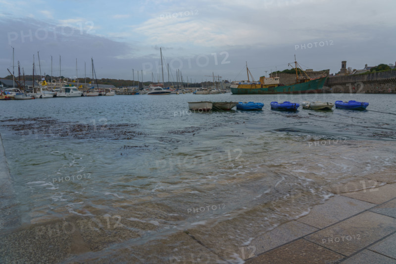 france region Bretagne, Finistère sud, Concarneau, grandes marées, le port et la ville close