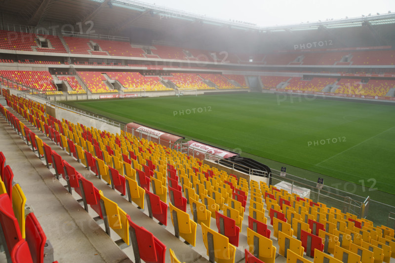 rance, région pays de la loire, sarthe, le Mans, stade Marie Marvingt, sièges jaunes et rouges.