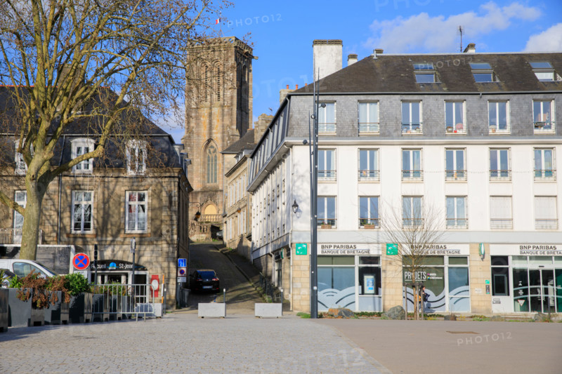 FRance, région Bretagne, Côtes d'Armor, lannion, equai d'aiguillon, rue saint Yves et église saint Jean du Baly