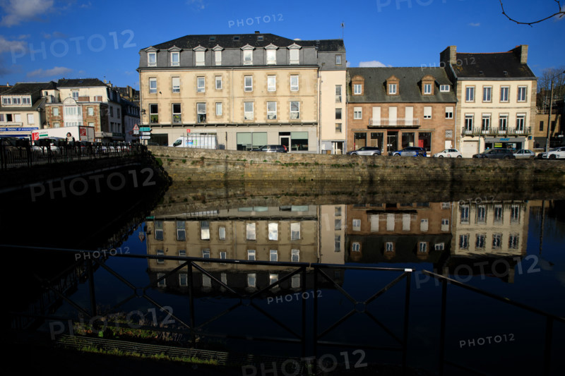 FRance, région Bretagne, Côtes d'Armor, lannion, allée du palais de justice, le Leguer
