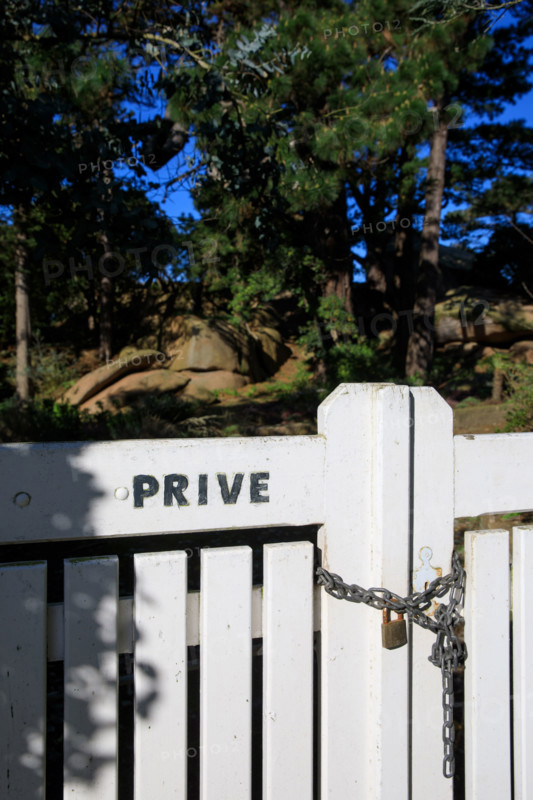 france, région Bretagne, Côtes d'Armor, côte de granit rose, Ploumanac'h, les rochers? propriété privée,