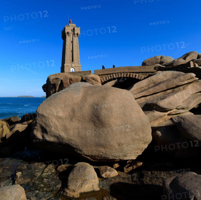 france, région Bretagne, Côtes d'Armor, côte de granit rose, Ploumanac'h, les rochers