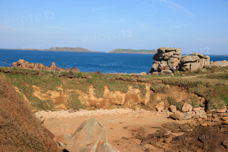 france, région Bretagne, Côtes d'Armor, côte de granit rose, Ploumanac'h, les rochers, future ile pour cause d'erosion