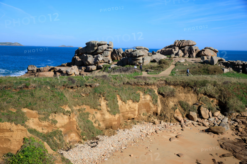 france, région Bretagne, Côtes d'Armor, côte de granit rose, Ploumanac'h, les rochers, future ile pour cause d'erosion