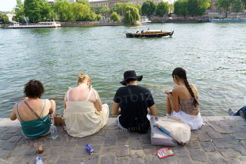 Parisiens sur les quais de Seine
