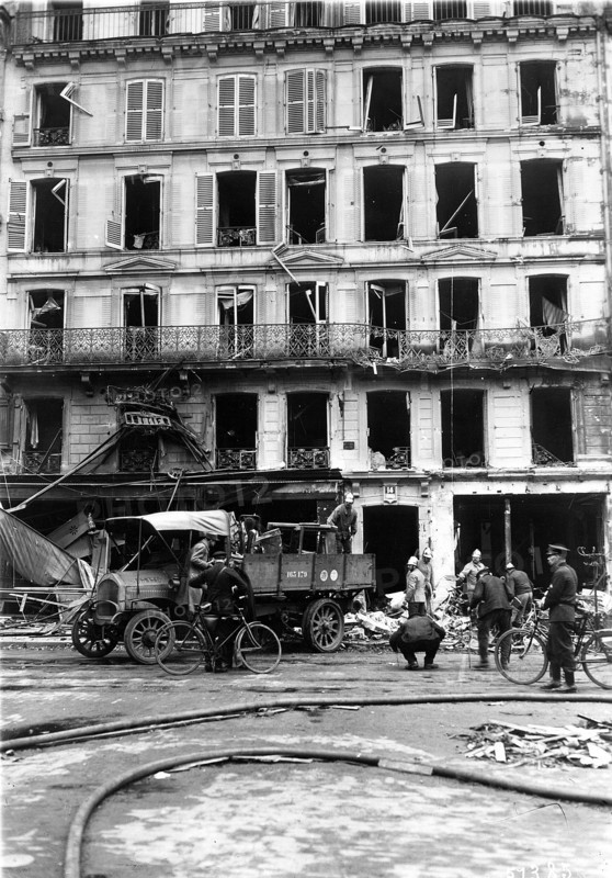 Ruines rue de Rivoli après un raid de Gothas le 12 avril 1918