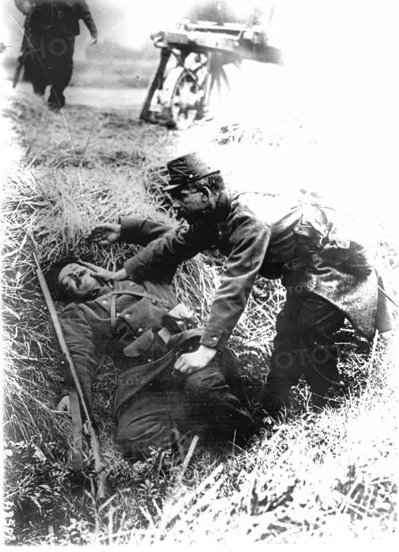 14-18  Battle of the Marne Soldier helping a casualty
