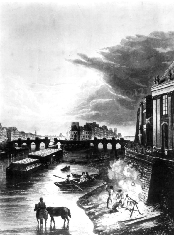 Paris. La Seine au soleil levant.