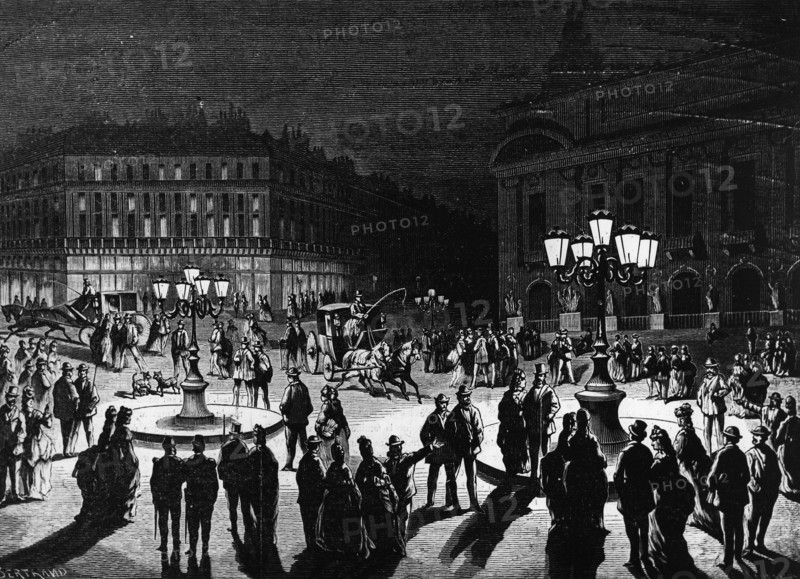 Janvier 1872. Paris : la place de l'Opéra éclairée au gaz.