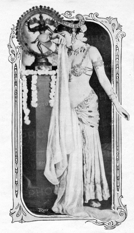 Première Guerre Mondiale. Mata-Hari (en pleureuse indienne)