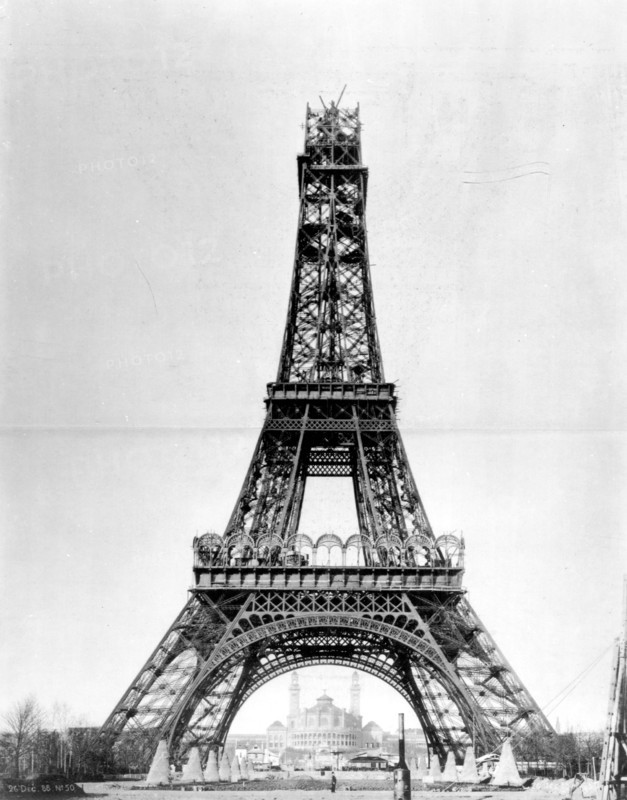 Construction of the Eiffel tower.  Assembly of the higher part.