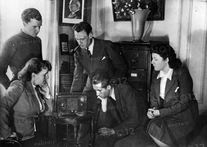 Les Français sous l'Occupation. Groupe familial écoutant Darlan.
