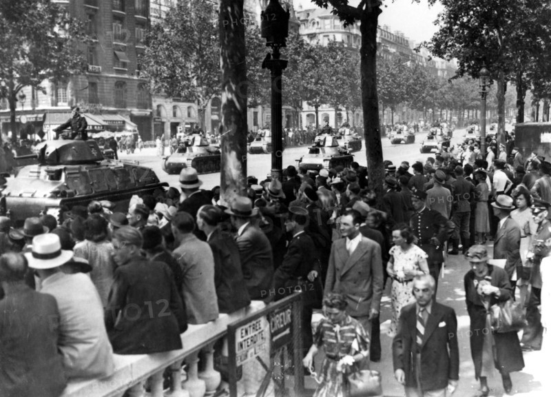 Défilé allemand sur les Champs-Elysées.