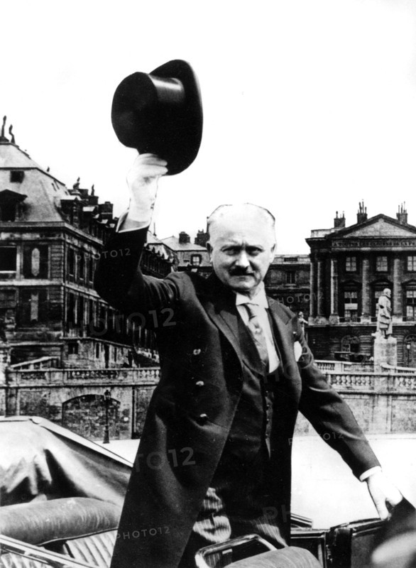Versailles : 4 avril 1939. Albert Lebrun (1871-1950), en voiture.