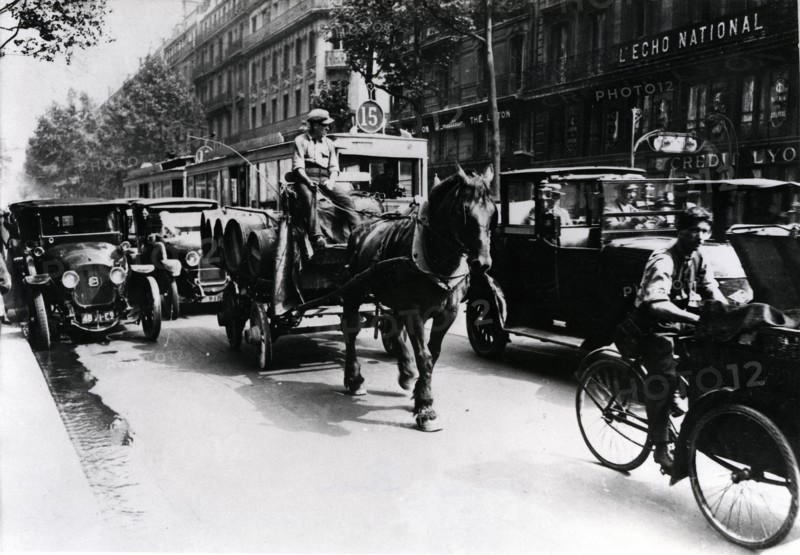 June 1924.  Everyday life.  Circulation in the streets of Paris.