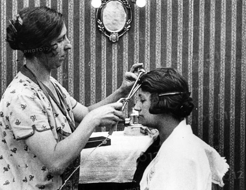 Curling tongs electric.  1925