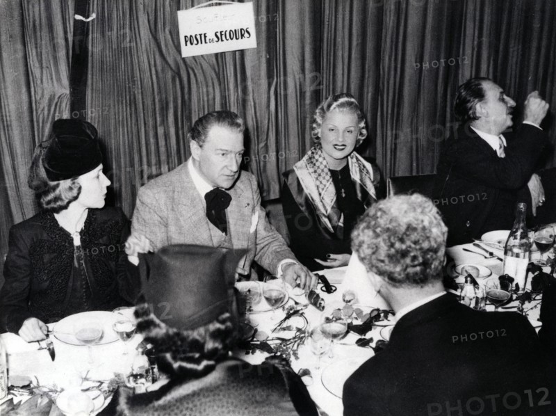 Sacha Guitry déjeune avec Elvire Popesco et Willemetz. 1938