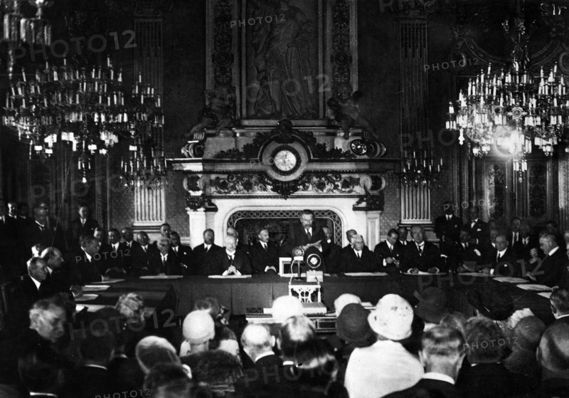 Brilland-Kellog pact putting to the war " Outlaw ".  1928