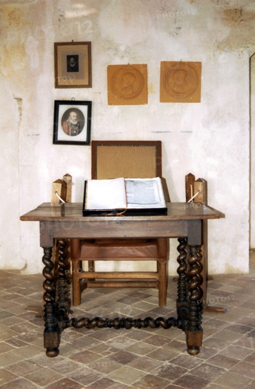 Tour de Michel de Montaigne, librairie, fauteuil et table de travail
