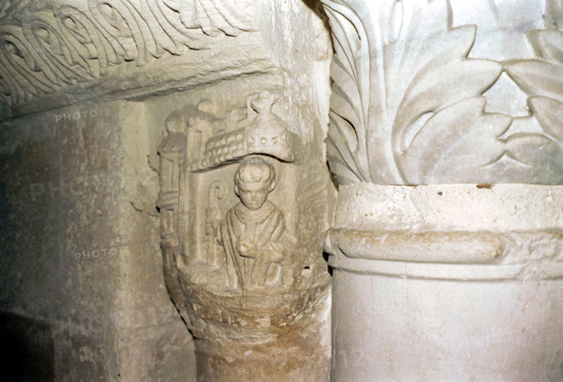 Evêque, chapiteau de la crypte de l'abbaye de Saint-Denis