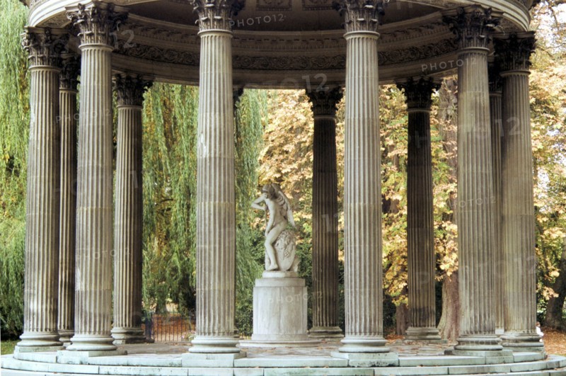 Versailles. Parc du Petit Trianon : le Temple de l'Amour. Gros plan de l'intérieur avec Cupidon.