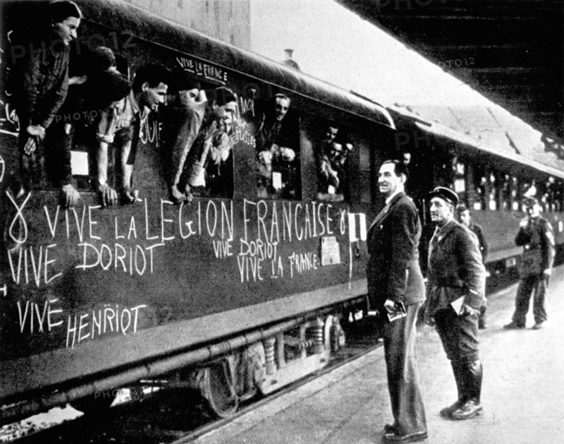 Philippe Henriot (1889-1944) assiste au départ de LVF pour le front