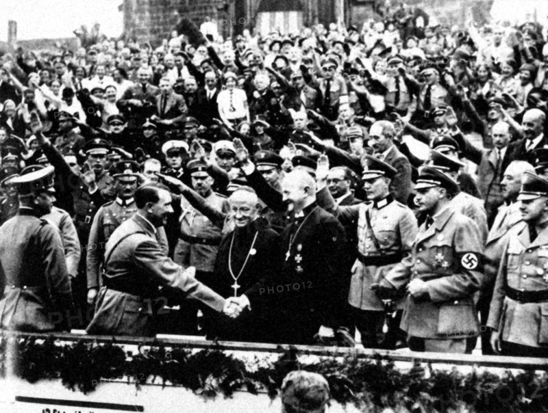 Hitler rencontrant et serrant la main à des religieux allemands