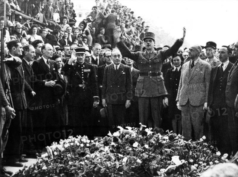 Le général de Gaulle à l'Arc de Triomphe