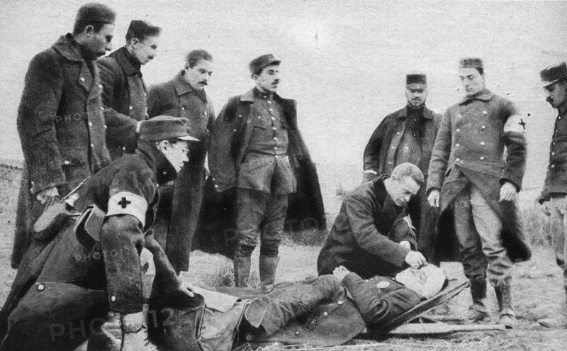 Aumônier belge sur le front. Extrême-onction.