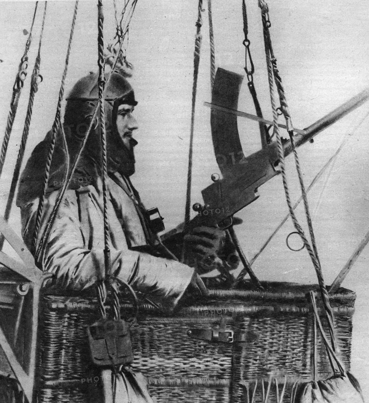 Observateur mitrailleur dans la nacelle d'une "saucisse" (ballon dirigeable).
