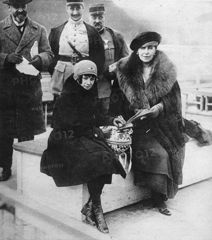 La reine Marie et la princesse Ileana sur le Danube pendant leur retour à Bucarest.