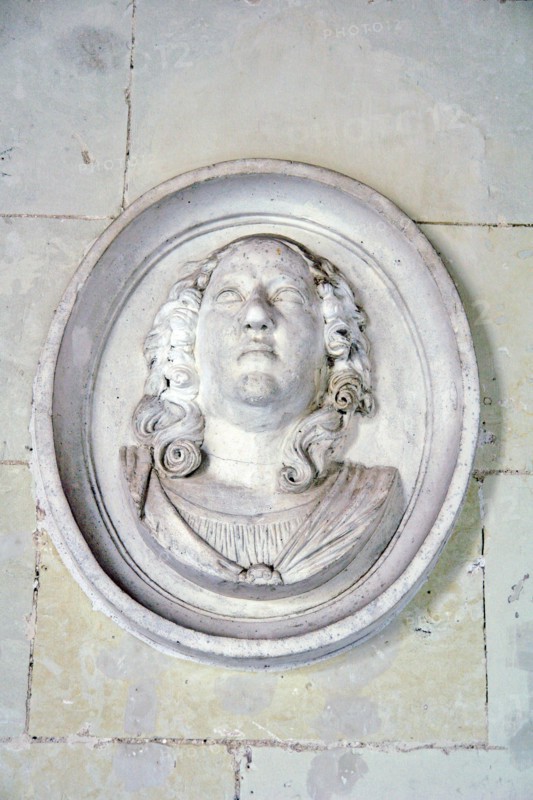 La galerie du château de Chenonceau. En 1576, d'après les plans de Philibert de l'Orme, Catherine de Médicis fait construire une galerie sur le pont de Diane de Poitiers. Médaillon de personnages célèbres rajoutés au XVIIIe siècle. Détail.