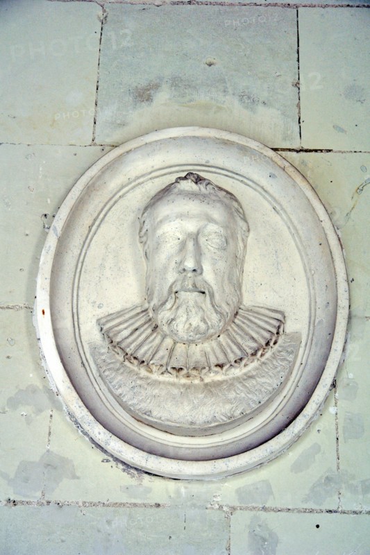 La galerie du château de Chenonceau. En 1576, d'après les plans de Philibert de l'Orme, Catherine de Médicis fait construire une galerie sur le pont de Diane de Poitiers. Médaillon de personnages célèbres rajoutés au XVIIIe siècle. Détail.